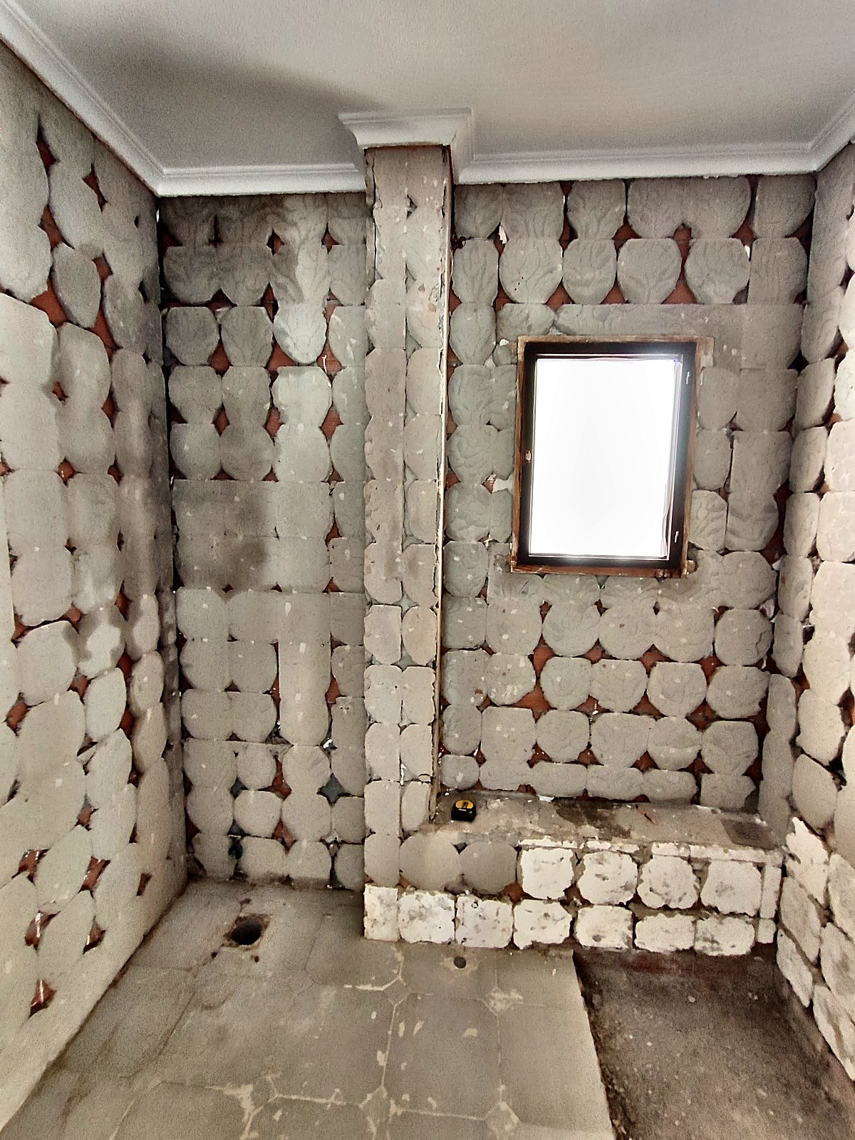 Baño antiguo sin azulejos antes de la reforma completa