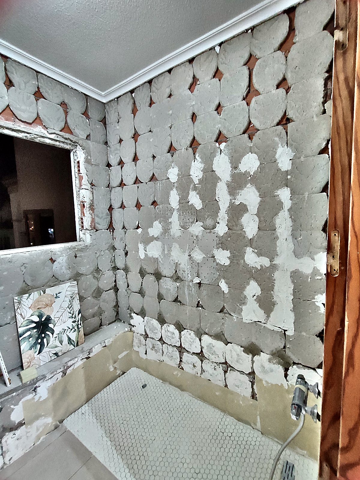 Baño con los azulejos picados antes de alicatar de nuevo