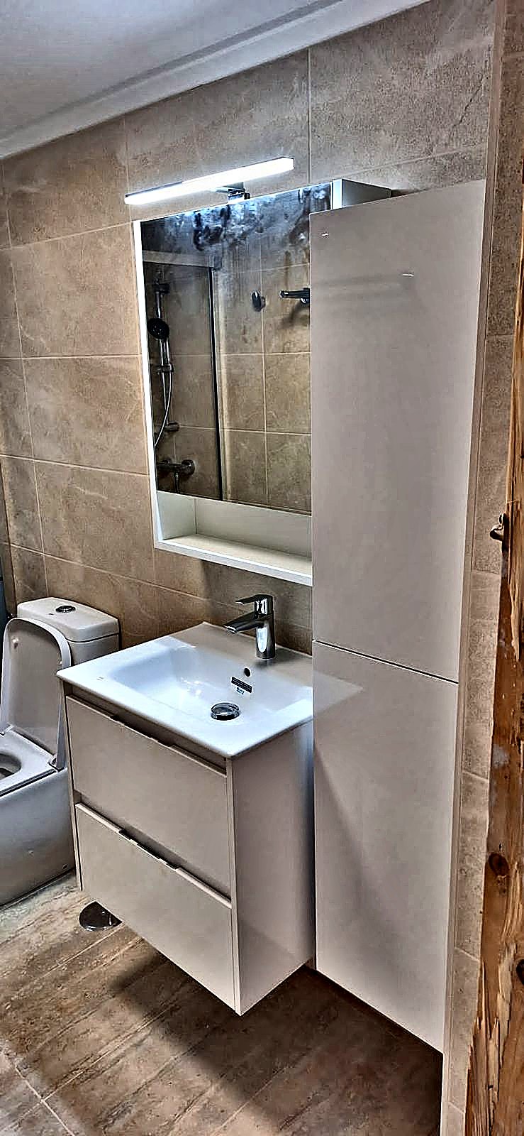 Baño con mueble suspendido y espejo con luz en Murcia