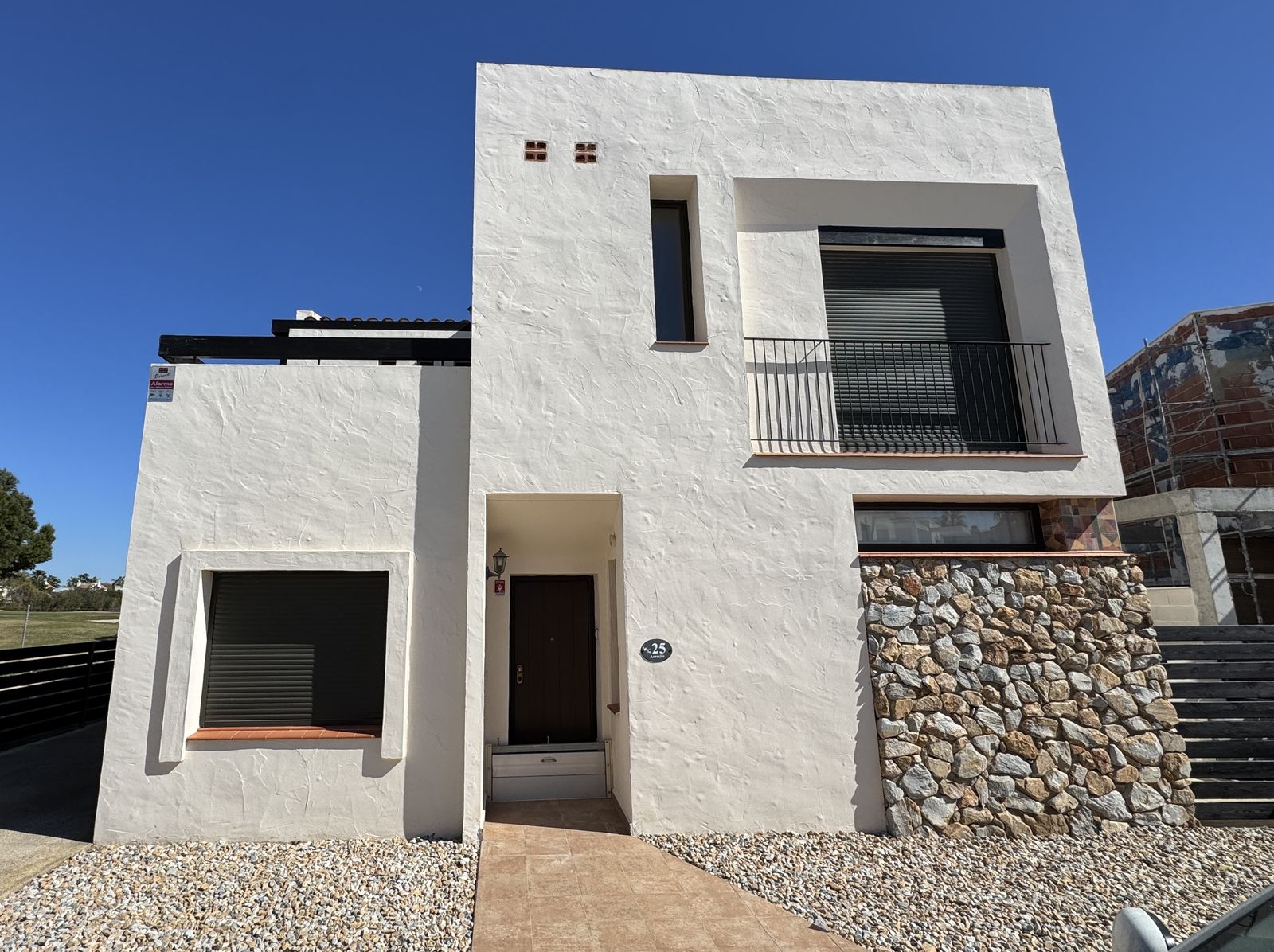 Casa reformada con fachada de monocapa y piedra en la Región de Murcia