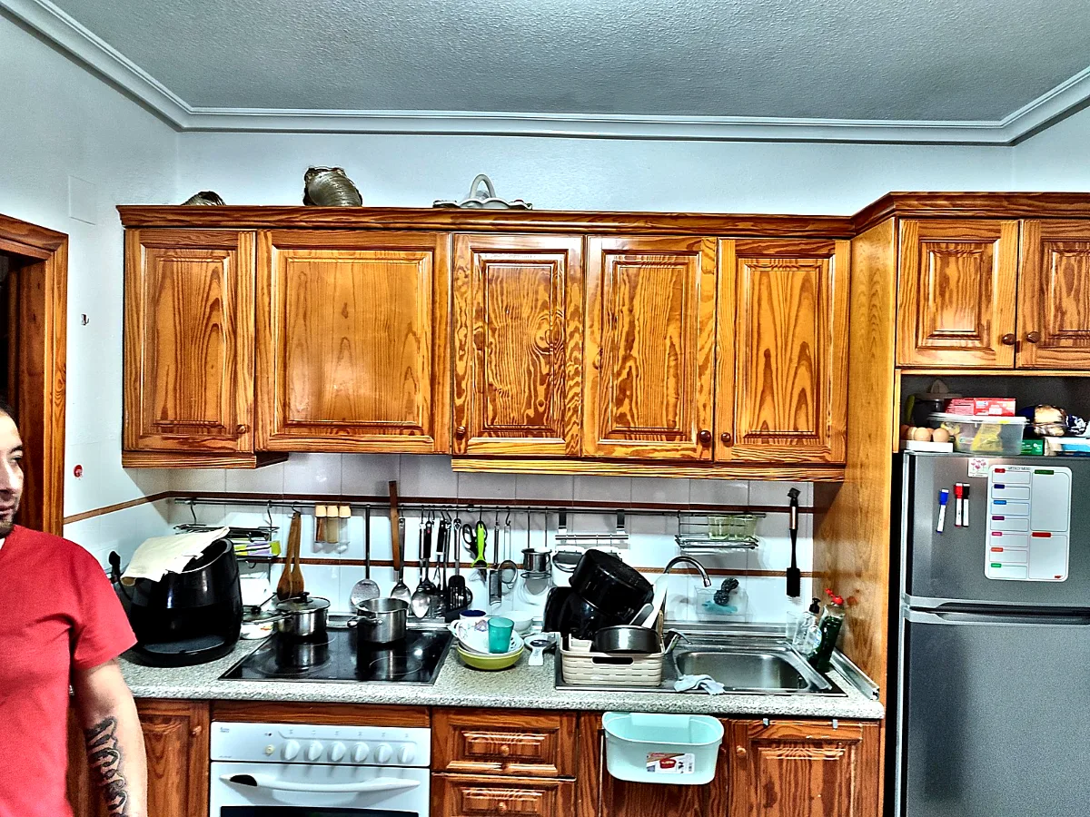 Cocina antigua con muebles de madera antes de la reforma integral