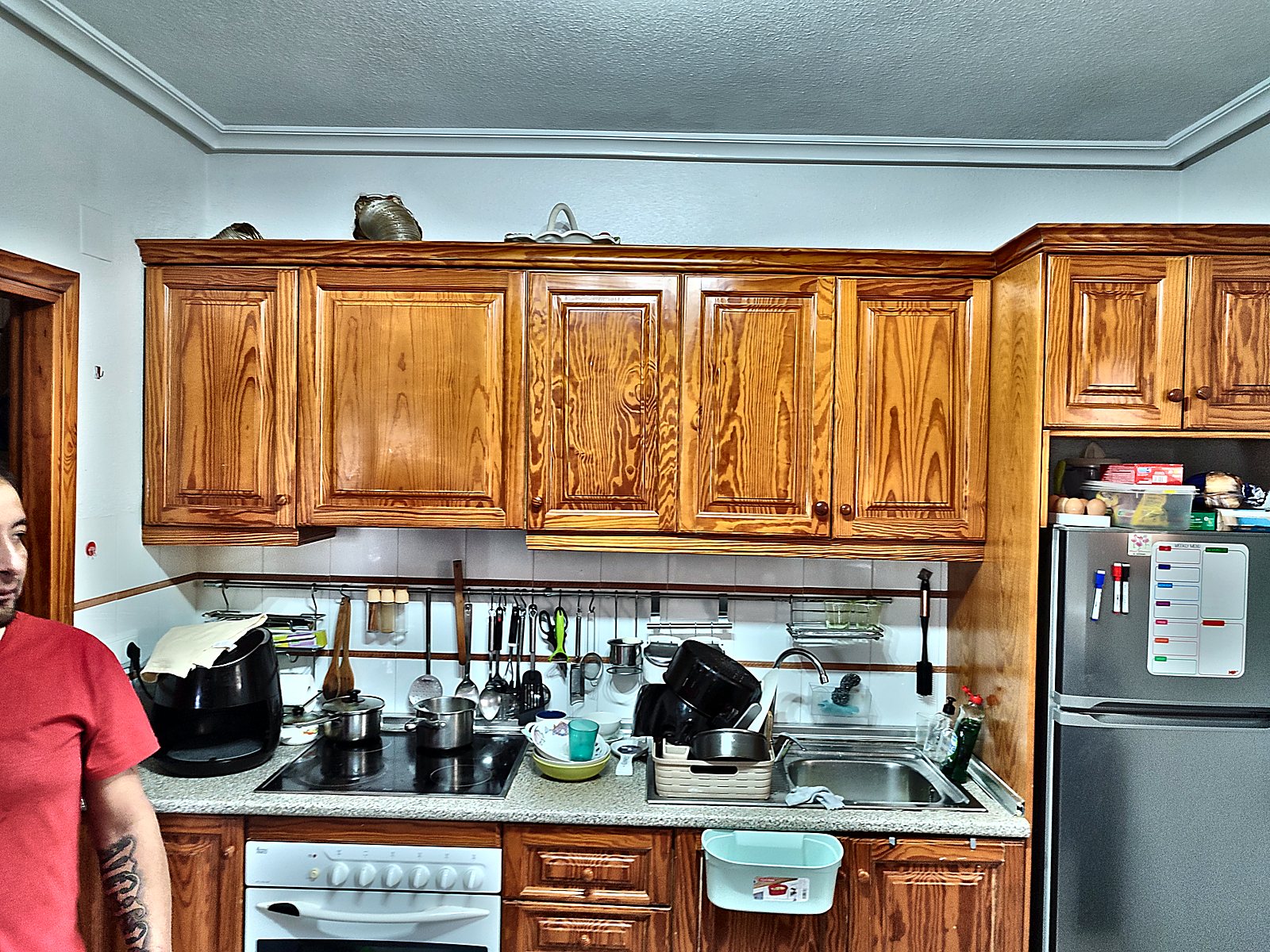 Cocina antigua con muebles de madera antes de la reforma integral