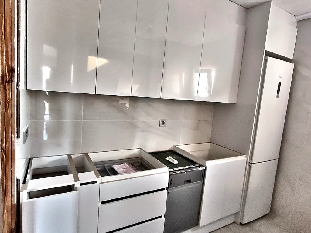 Cocina blanca nueva tras la reforma integral
