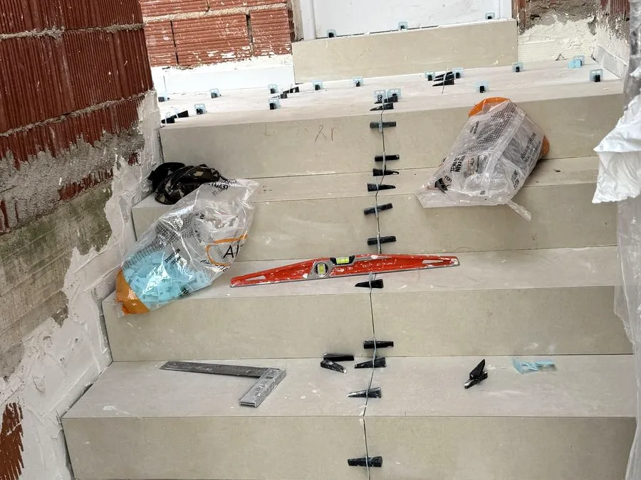 Colocación de porcelánico en peldaños de escalera