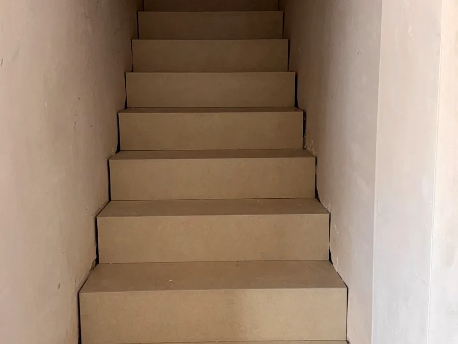 Escalera revestida de porcelánico terminada