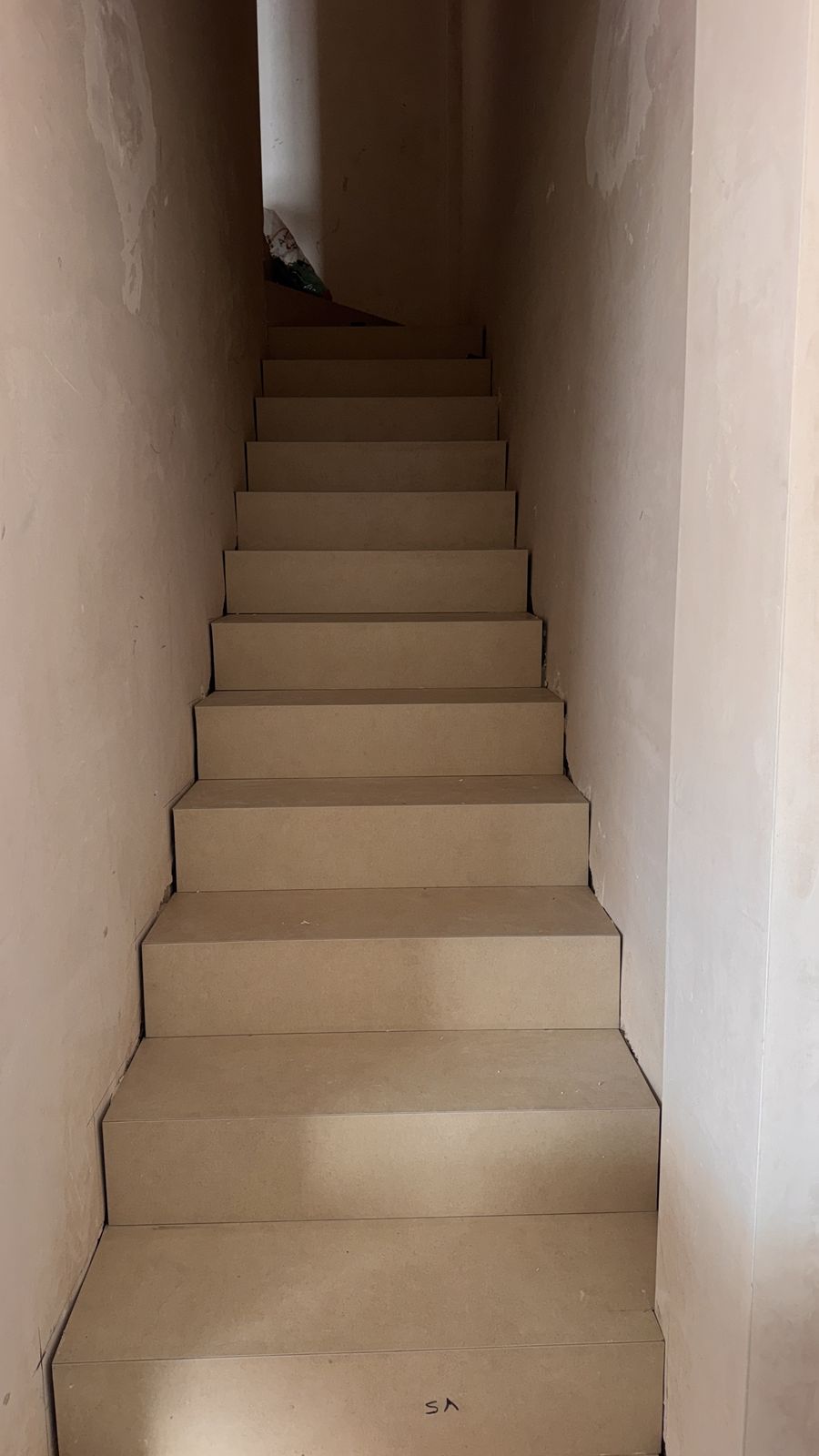 Escalera revestida de porcelánico terminada en Murcia