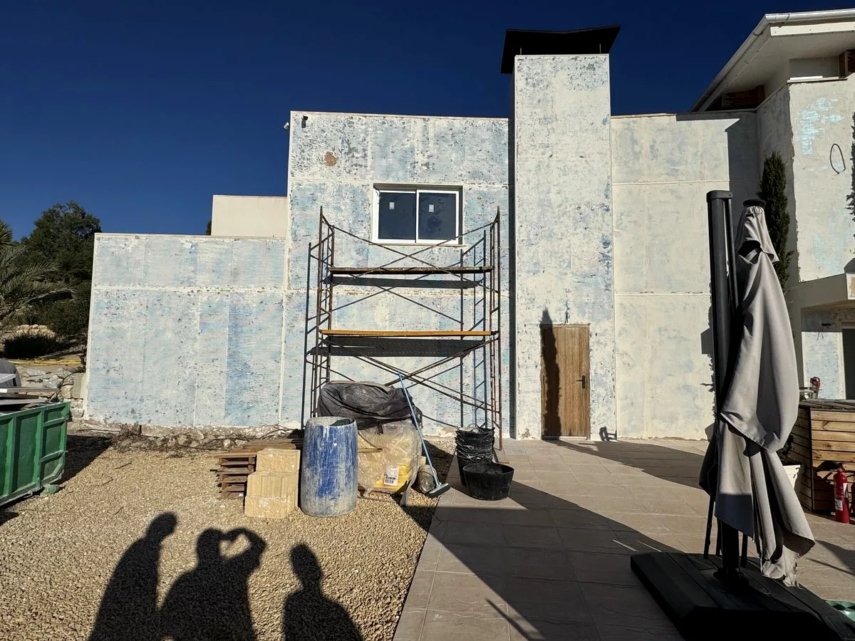 Fachada deteriorada antes de su rehabilitación con mortero monocapa