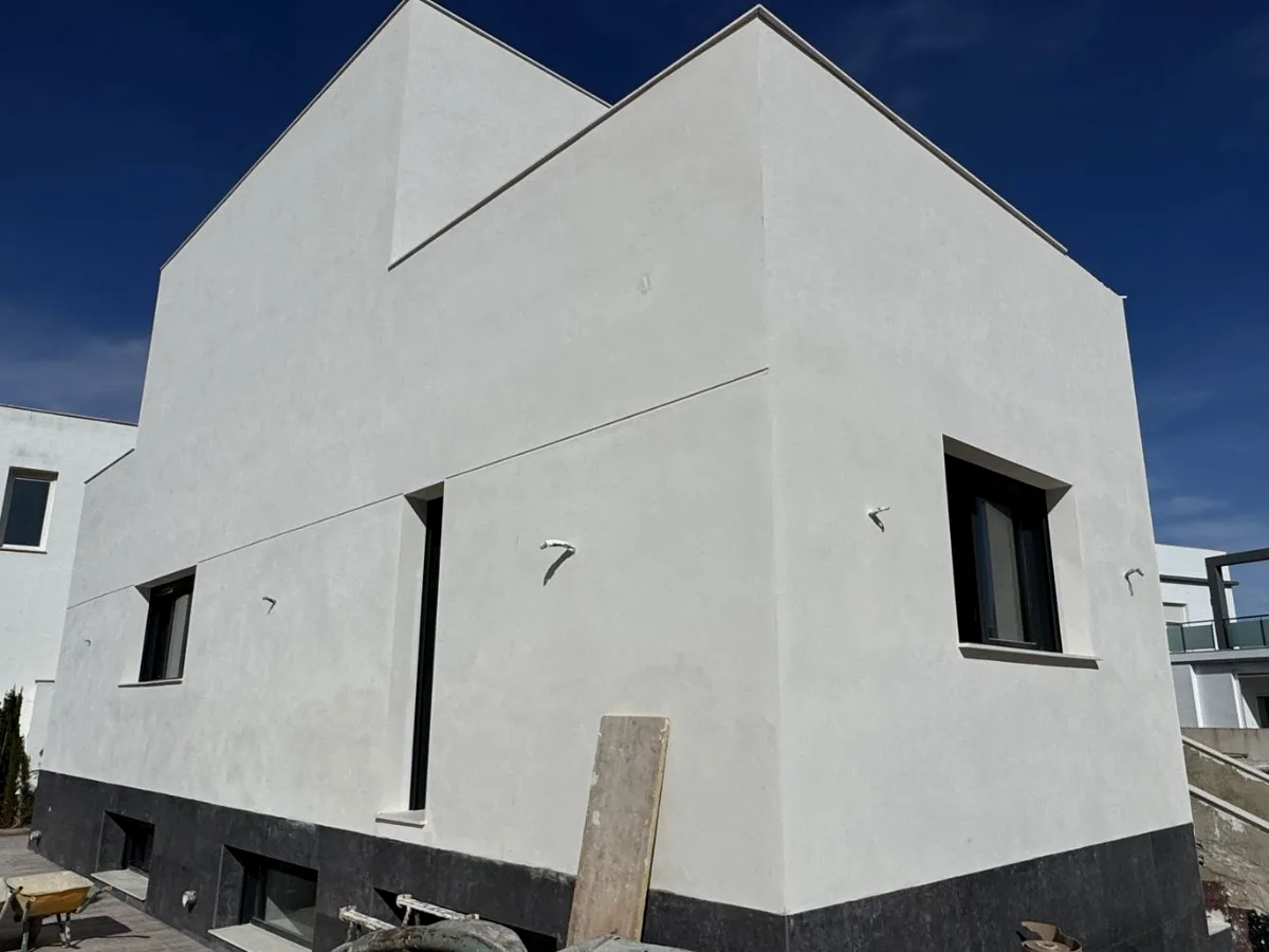 Chalet revestido con mortero monocapa blanco