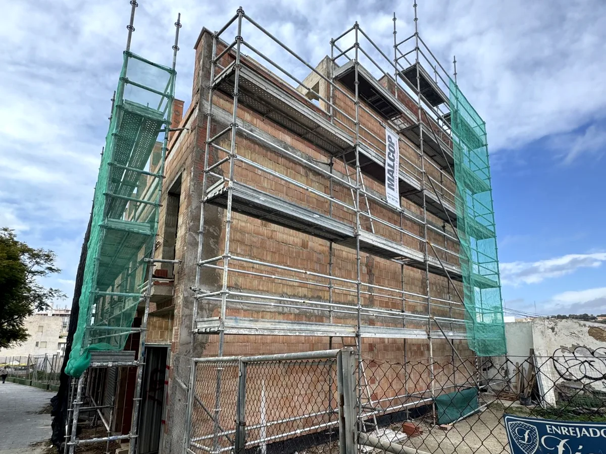 Rehabilitación de fachada de edificio con andamio