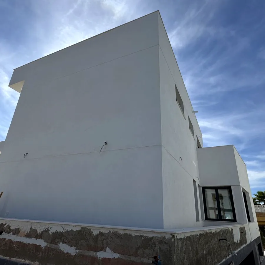 Fachada de monocapa blanco con acabado liso