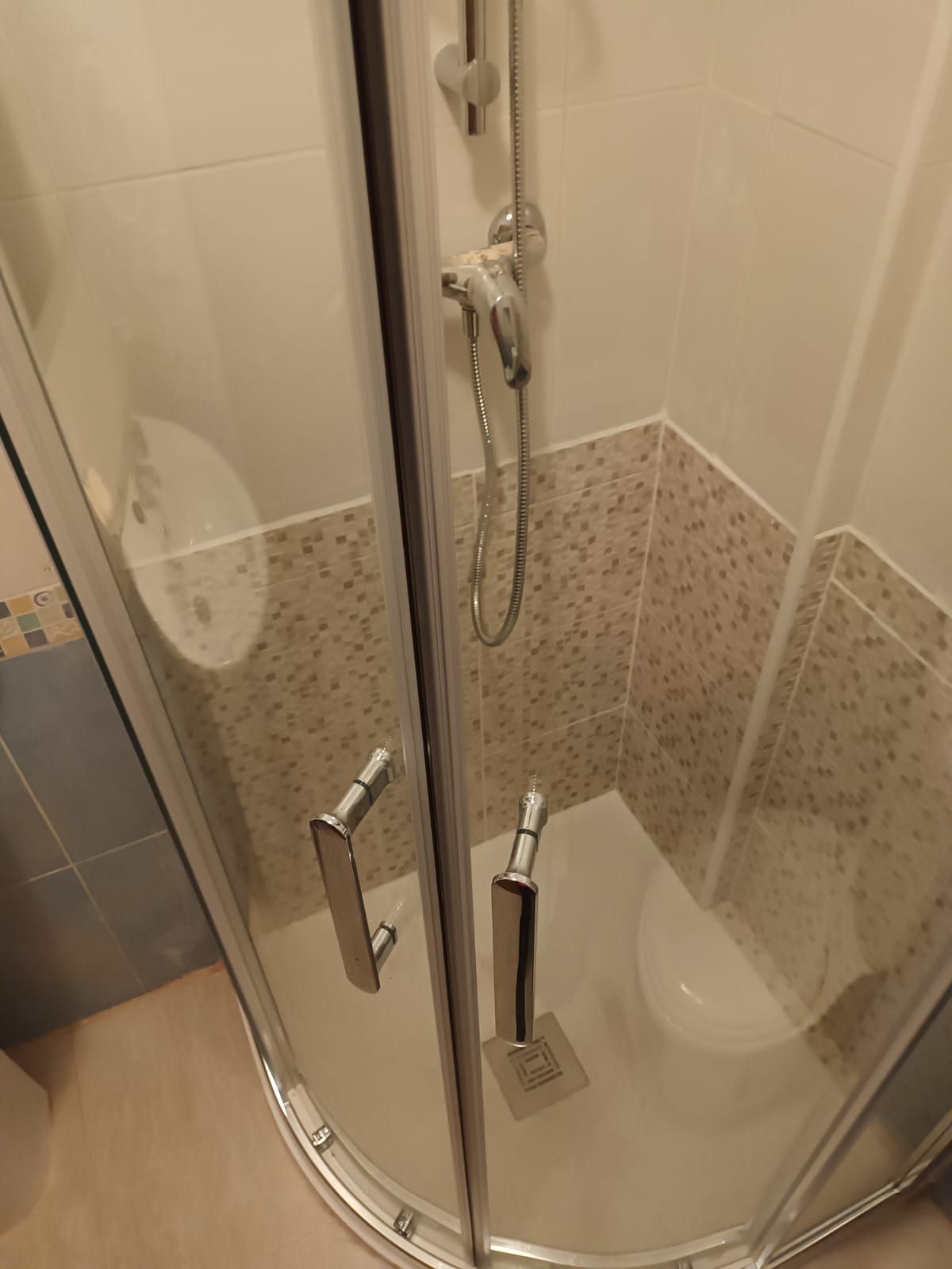 Mampara curva y plato de ducha en un baño de Murcia