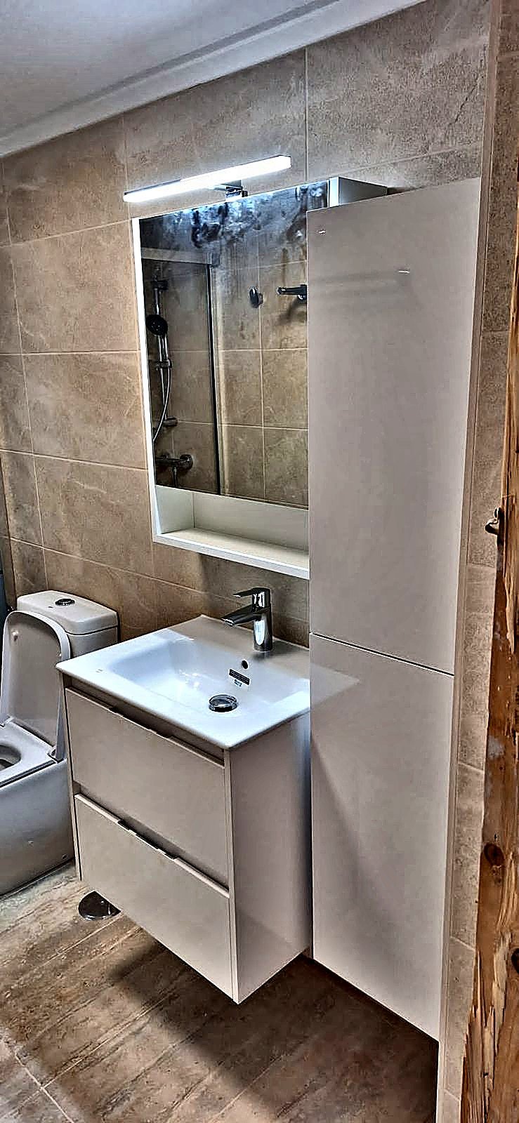 Mueble de lavabo suspendido y espejo con luz