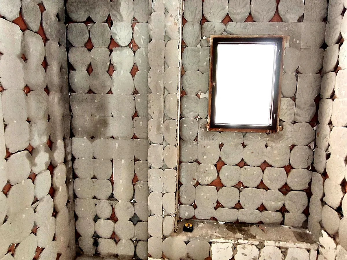 Baño antiguo sin azulejos antes de la reforma completa