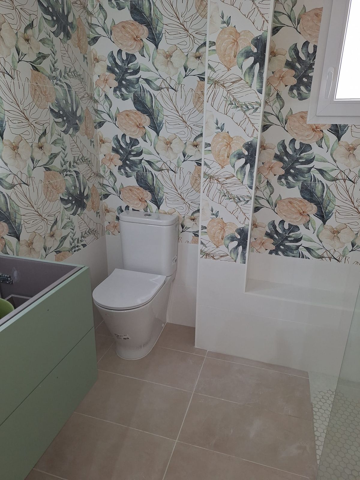 Reforma de baño completa con azulejo decorativo y plato de ducha en Murcia
