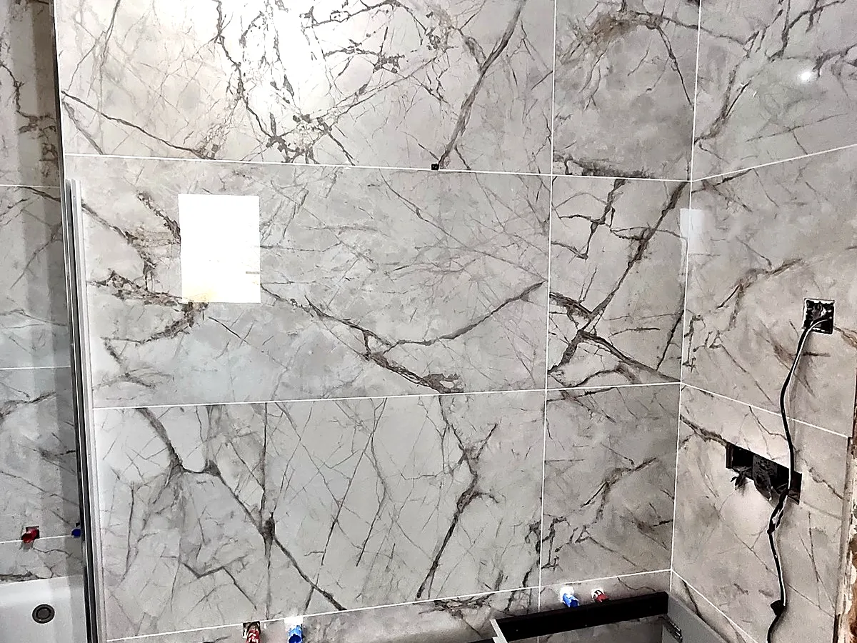 El baño después de la reforma, con porcelánico efecto mármol