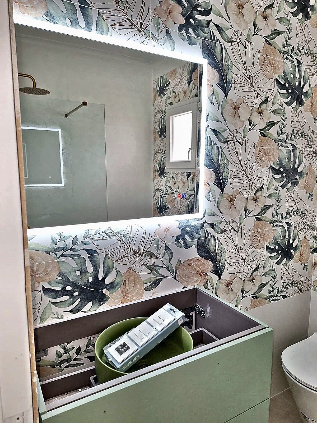 Baño con azulejo floral y espejo retroiluminado LED