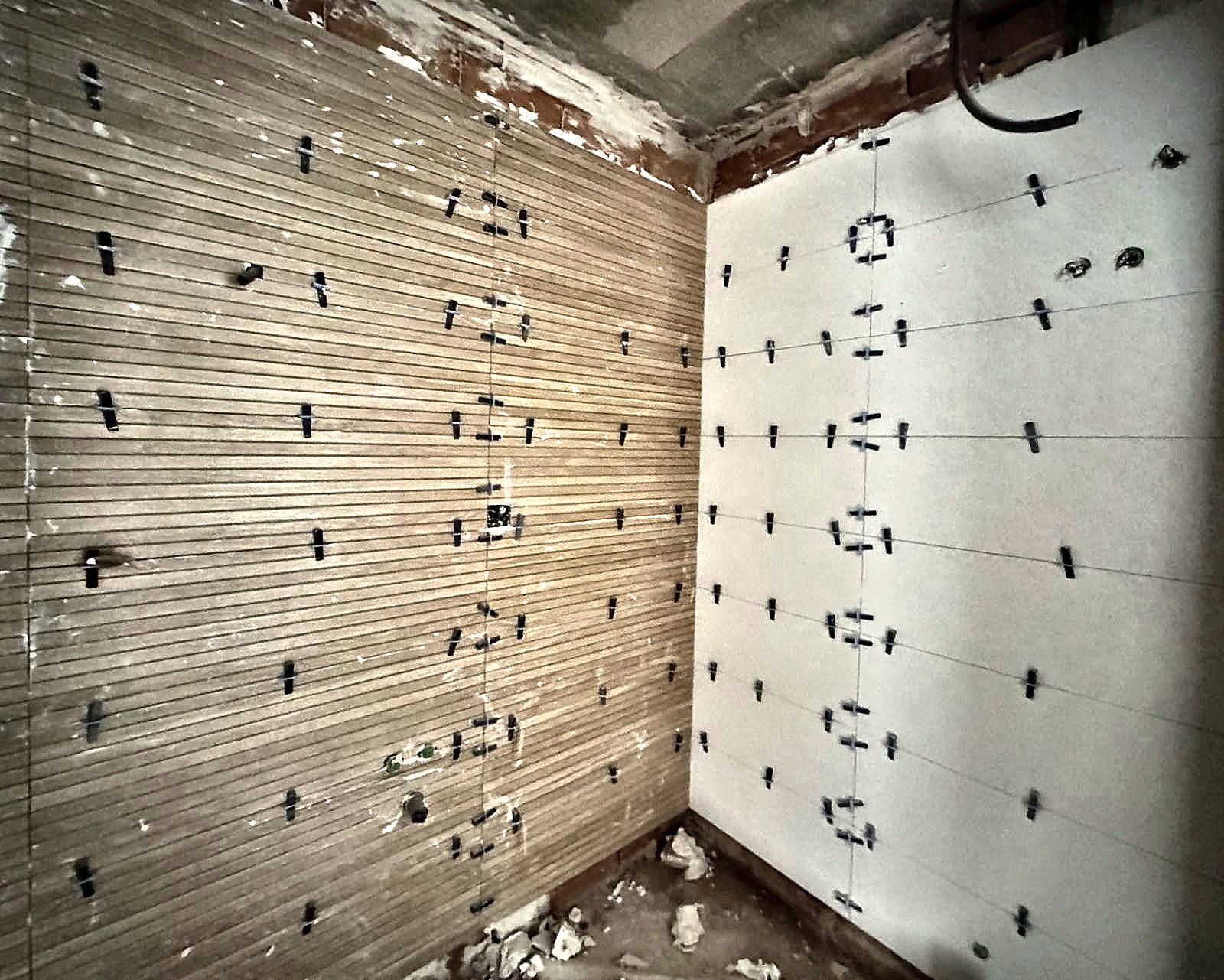 Alicatado de baño combinando imitación madera y blanco