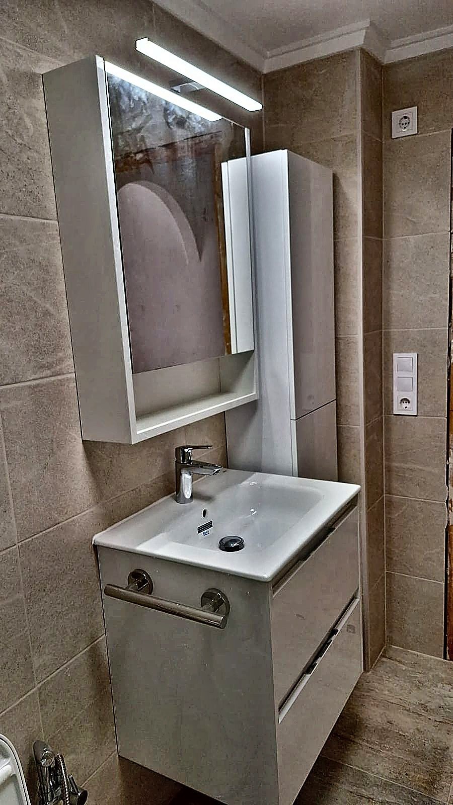 Mueble de lavabo suspendido y espejo con luz