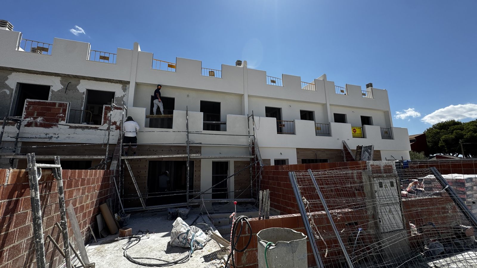 Revestimiento de fachada de viviendas adosadas con andamio en Murcia