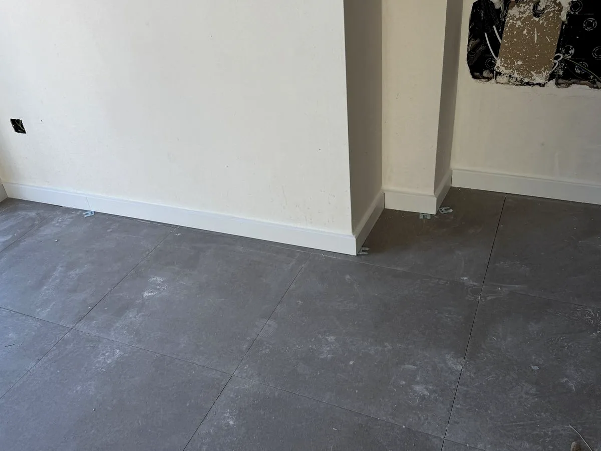 Suelo porcelánico gris recién colocado en una habitación