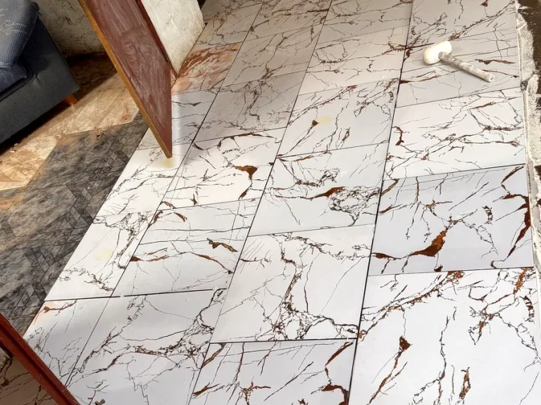 Colocación de suelo porcelánico efecto mármol con niveladores