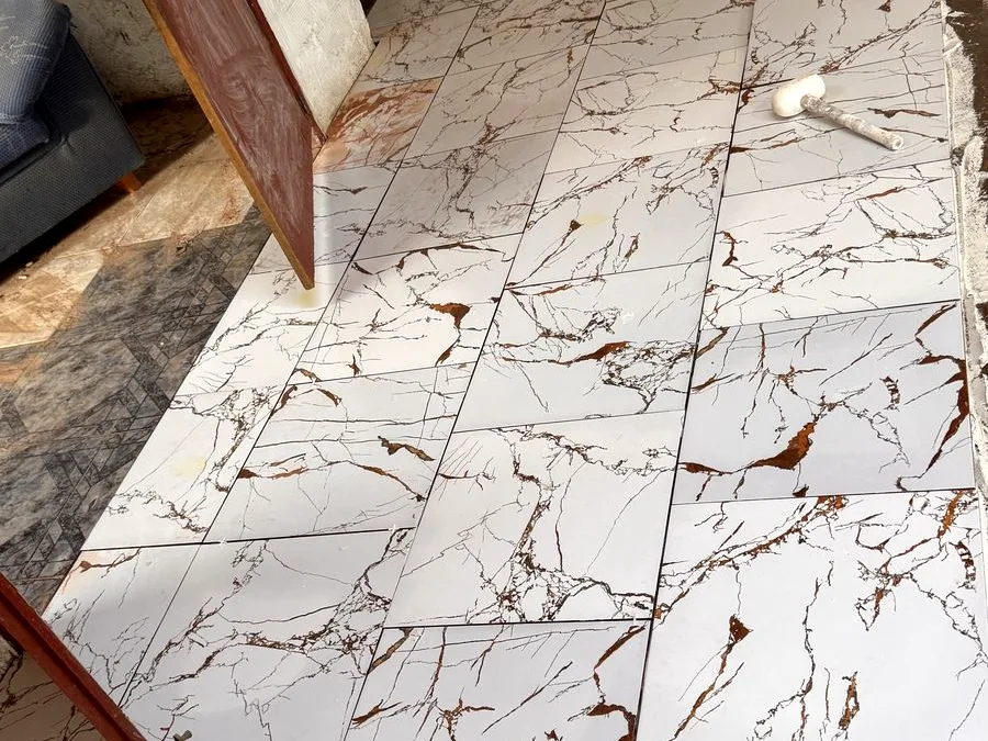 Colocación de suelo porcelánico efecto mármol con niveladores