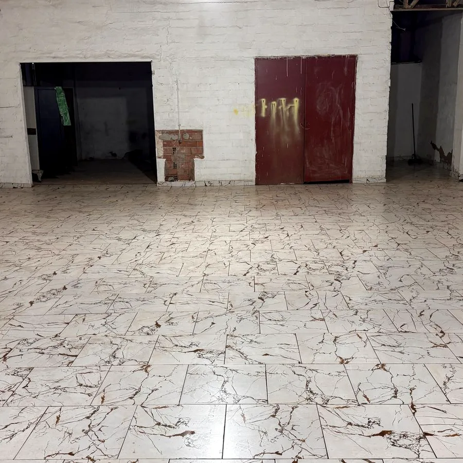 Suelo porcelánico efecto mármol terminado en un local