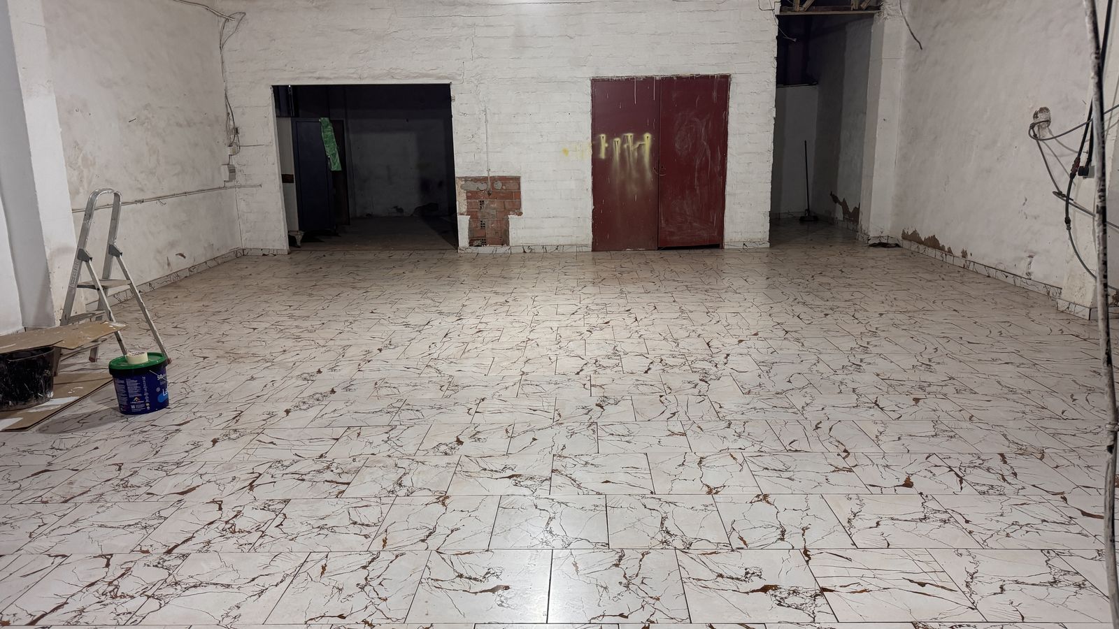 Suelo porcelánico efecto mármol terminado en un local de Murcia