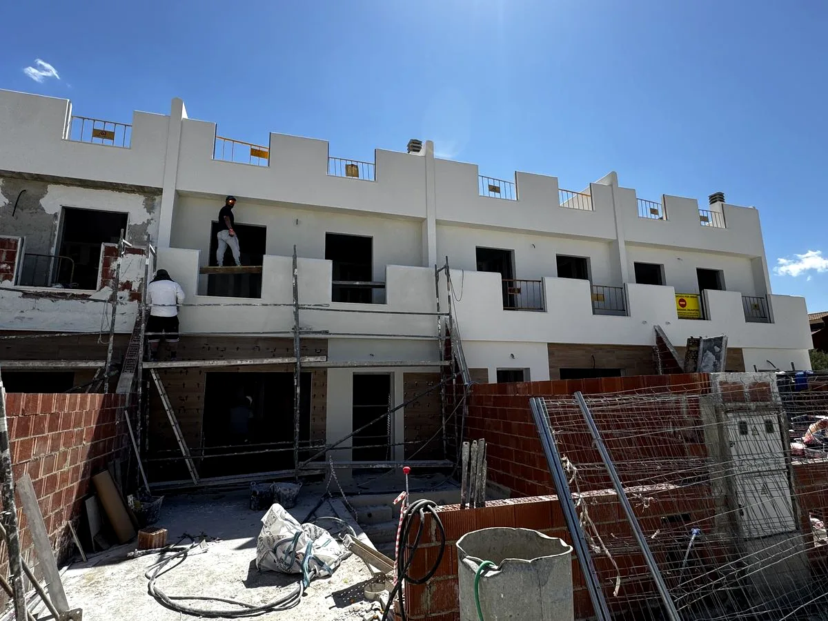 Revestimiento de fachada de viviendas adosadas con andamio