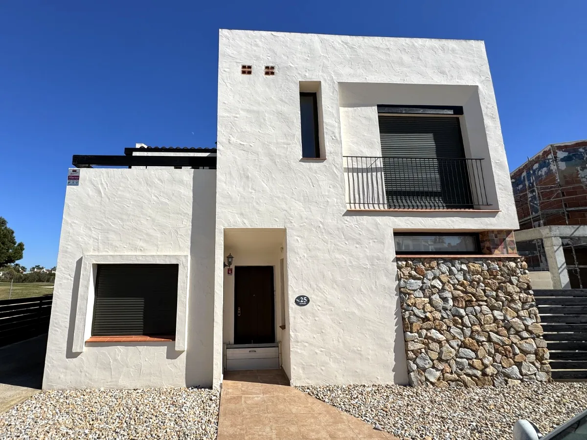 Casa reformada con fachada de monocapa y piedra