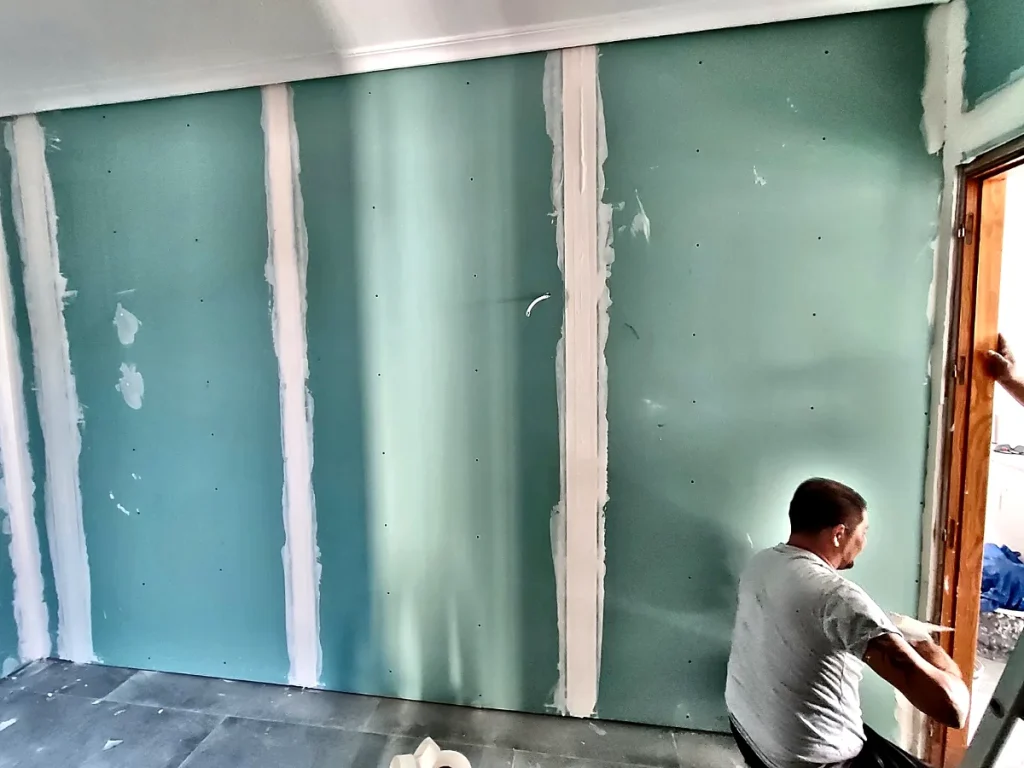 Trasdosado de pladur hidrófugo en una habitación