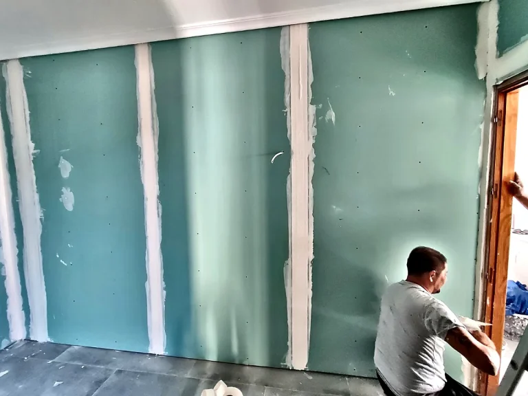 Trasdosado de pladur hidrófugo en una habitación