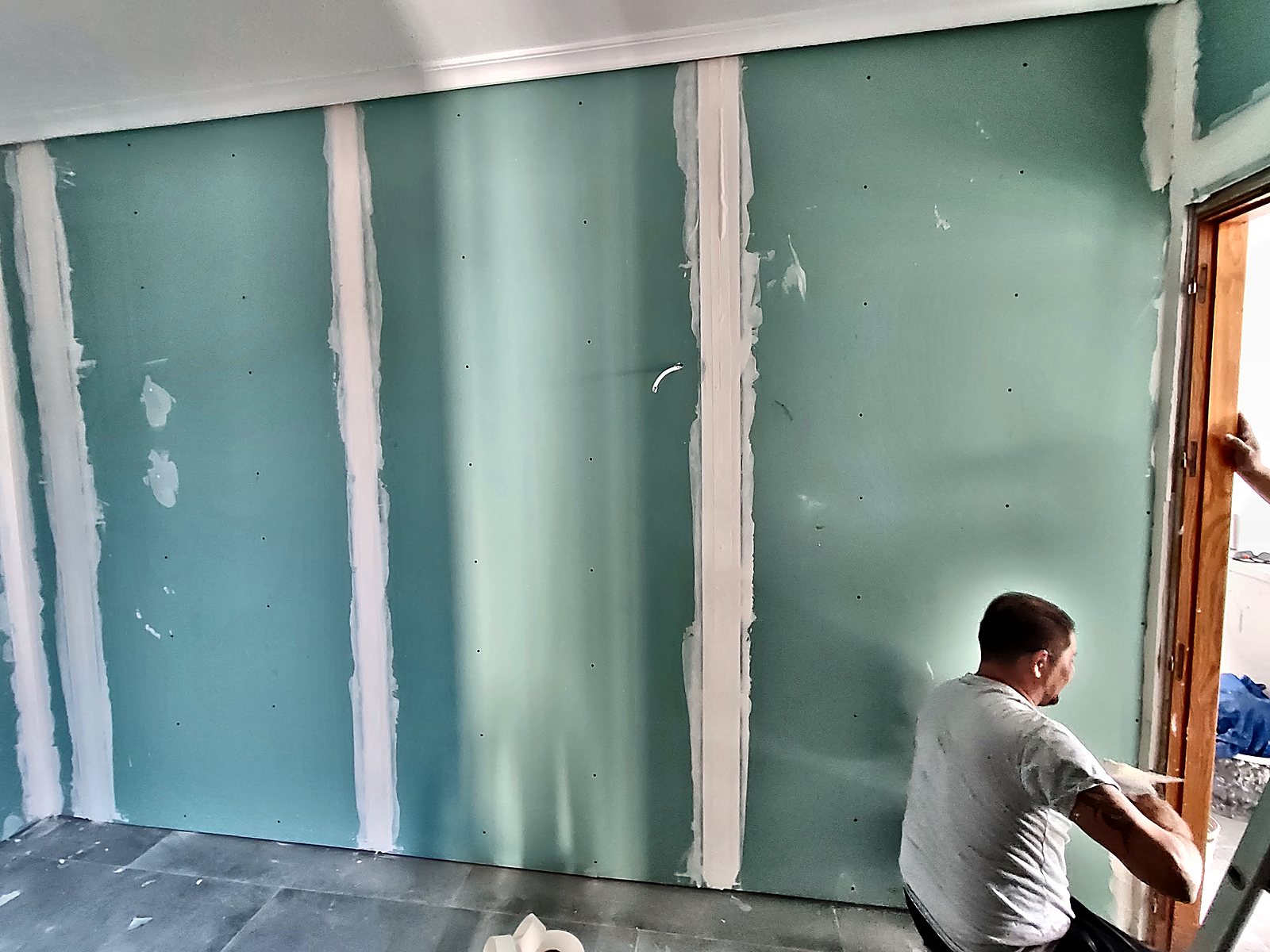 Trasdosado de pladur hidrófugo en una habitación
