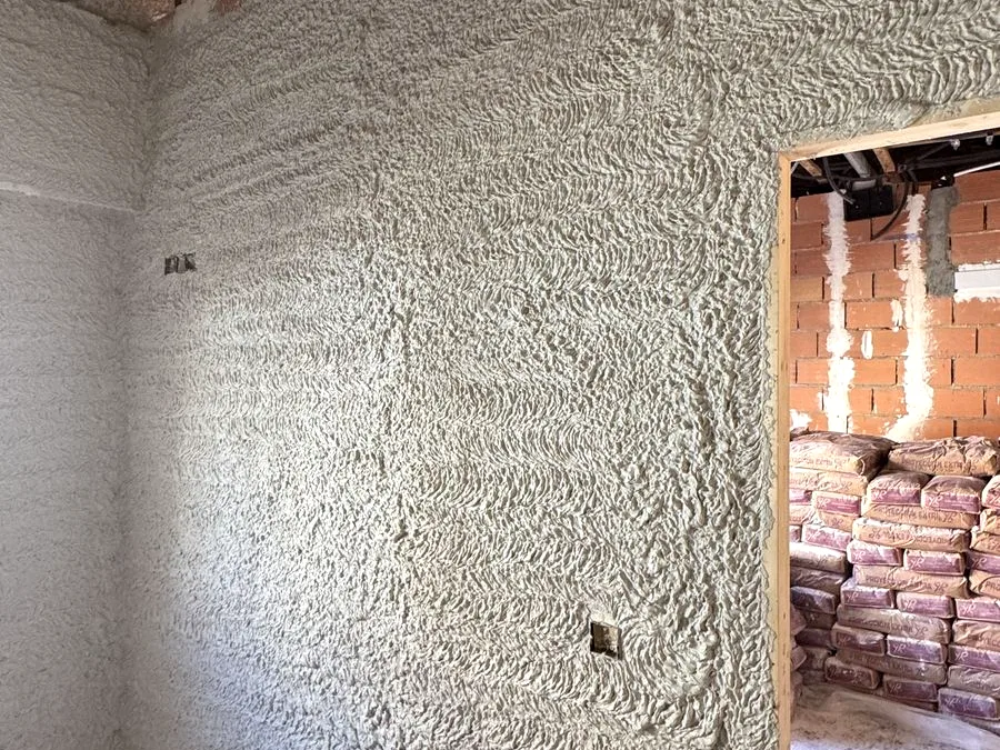 Yeso proyectado en las paredes de una vivienda